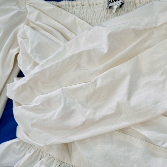 EXPRESS Classic White Smocked Ruffle Blous - Picture 2 of 6